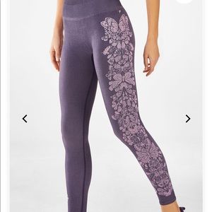 NWT Fabletics mid-rise seamless butterfly 7/8